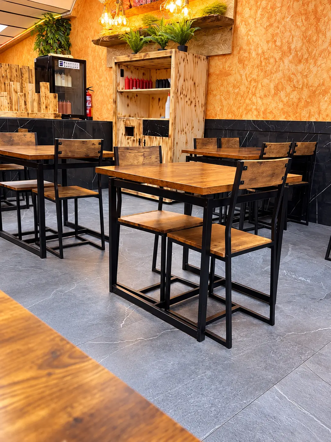 Sala de Rios Grill con mesas y sillas de madera
